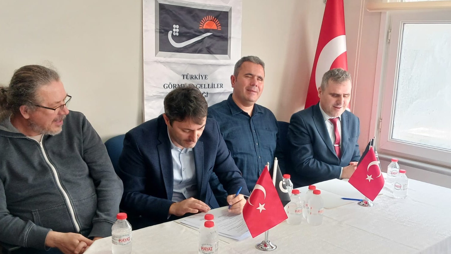 Türkiye Görme Engelliler Derneği'nde erisilebilirlik.org ve TURGED yetkililerinin protokol imza anı