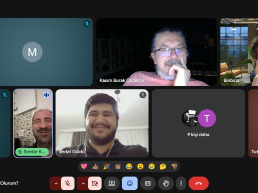 Google Meet Toplantısından bir ekran görüntüsü. Katılımcıların çoğu kameralarını kapatmış, bazıları açık ve herkesin mikrofon durumu farklı. Toplantının başlığı ekranın alt kısmında “Nasıl Erişilebilirlik Test Uzmanı Olurum?” olarak görünüyor. Katılımcılar arasında gülümseyen ve rahat bir ortam var gibi duruyor; 4 kullanıcının kamerası açık ve gülüyorlar.