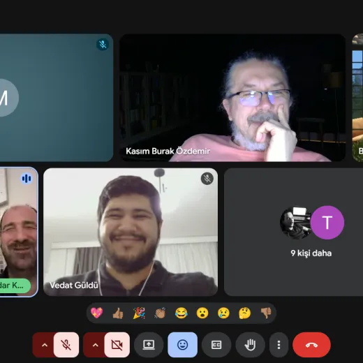 Google Meet Toplantısından bir ekran görüntüsü. Katılımcıların çoğu kameralarını kapatmış, bazıları açık ve herkesin mikrofon durumu farklı. Toplantının başlığı ekranın alt kısmında “Nasıl Erişilebilirlik Test Uzmanı Olurum?” olarak görünüyor. Katılımcılar arasında gülümseyen ve rahat bir ortam var gibi duruyor; 4 kullanıcının kamerası açık ve gülüyorlar.