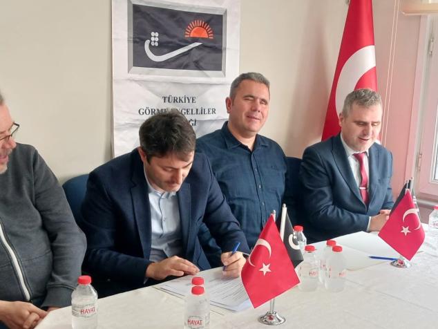 TURGED ve erisilebilirlik.org'dan 4 temsilci  Türk bayraklı masada protokol imzalıyor.