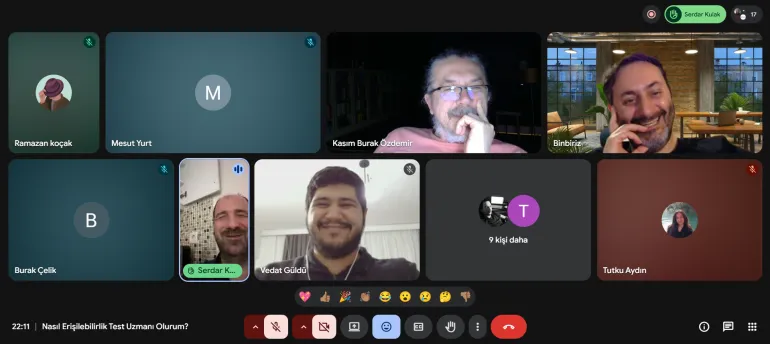 Google Meet Toplantısından bir ekran görüntüsü. Katılımcıların çoğu kameralarını kapatmış, bazıları açık ve herkesin mikrofon durumu farklı. Toplantının başlığı ekranın alt kısmında “Nasıl Erişilebilirlik Test Uzmanı Olurum?” olarak görünüyor. Katılımcılar arasında gülümseyen ve rahat bir ortam var gibi duruyor; 4 kullanıcının kamerası açık ve gülüyorlar.