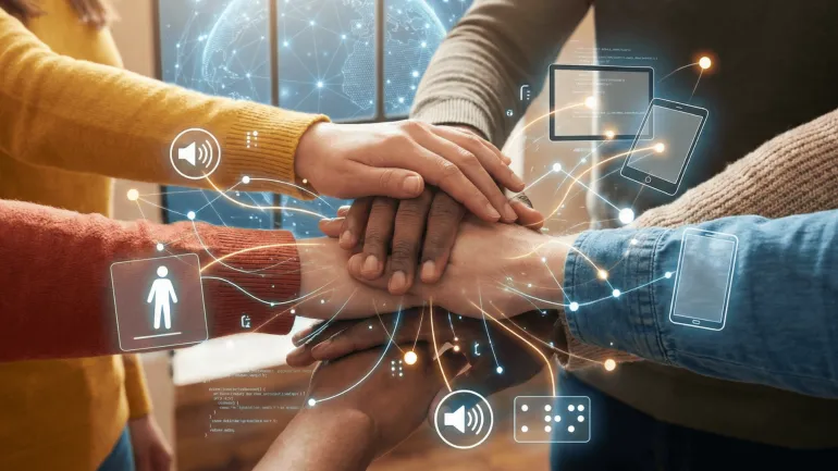 Dayanışma içinde üst üste konulmuş ellerin üzerinde parlayan mavi dijital ağlar ve erişilebilirlik ikonları (Braille, ses, insan figürü) yer alıyor.