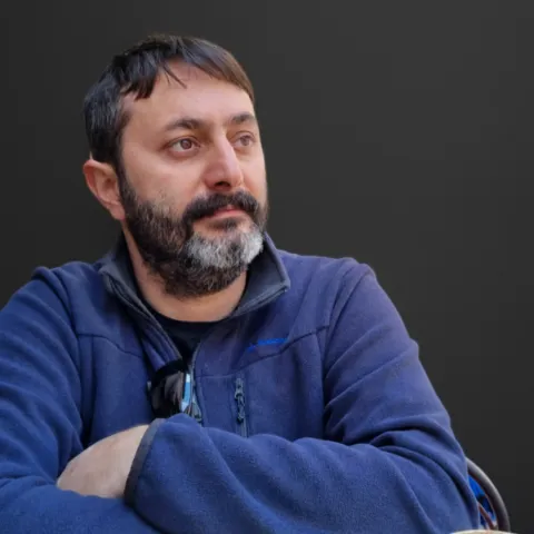 Tigin Öztürk yan tarafa bakan resmi