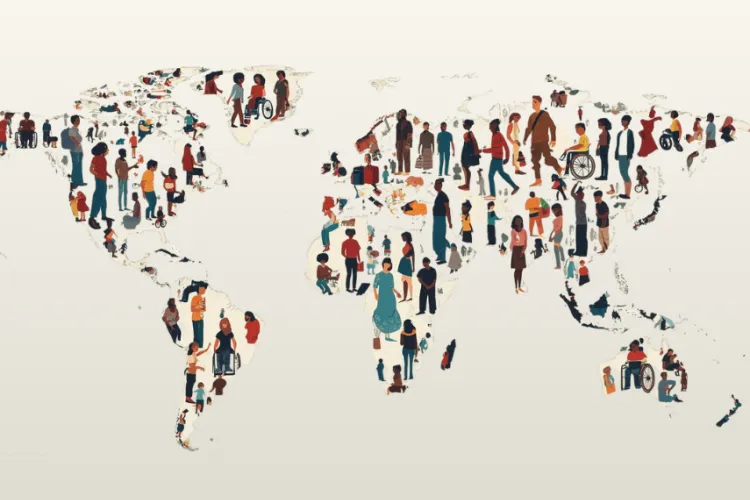 Açık krem rengi bir zemin üzerinde, dünya kıtalarının silüetini oluşturan, çeşitliliği temsil eden kalabalık bir insan grubu. Figürler farklı yaş, ırk ve yeteneklere sahip; bazıları baston kullanıyor veya tekerlekli sandalyede oturuyor. Görsel, küresel çeşitliliği ve kapsayıcılığı vurgulamaktadır.