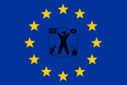 Avrupa Birliği bayrağının merkezinde yer alan siyah bir erişilebilirlik grafiği. Grafiğin içinde kollarını kaldırmış bir insan figürü; çevresinde ise görme, duyma, dokunma (Braille) ve kapalı altyazı (CC) sembolleri kesikli bir daire içinde yer alıyor.