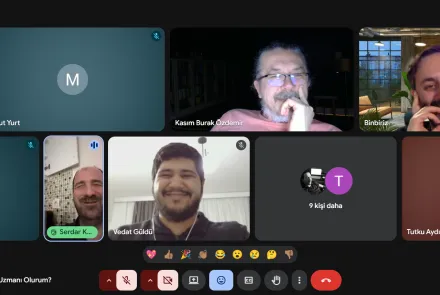 Google Meet Toplantısından bir ekran görüntüsü. Katılımcıların çoğu kameralarını kapatmış, bazıları açık ve herkesin mikrofon durumu farklı. Toplantının başlığı ekranın alt kısmında “Nasıl Erişilebilirlik Test Uzmanı Olurum?” olarak görünüyor. Katılımcılar arasında gülümseyen ve rahat bir ortam var gibi duruyor; 4 kullanıcının kamerası açık ve gülüyorlar.