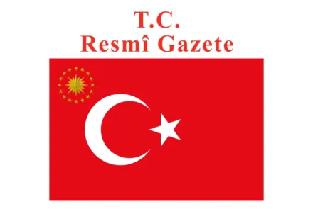 T.C Resmi Gazete logosu ve kırmızı zemin üzerinde beyaz ay ve yıldızdan oluşan Türk bayrağı; bayrağın sol üst köşesinde (kanton bölgesinde) 16 yıldızla çevrelenmiş sarı bir güneşten oluşan Cumhurbaşkanlığı Forsu yer alıyor.