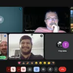Google Meet Toplantısından bir ekran görüntüsü. Katılımcıların çoğu kameralarını kapatmış, bazıları açık ve herkesin mikrofon durumu farklı. Toplantının başlığı ekranın alt kısmında “Nasıl Erişilebilirlik Test Uzmanı Olurum?” olarak görünüyor. Katılımcılar arasında gülümseyen ve rahat bir ortam var gibi duruyor; 4 kullanıcının kamerası açık ve gülüyorlar.